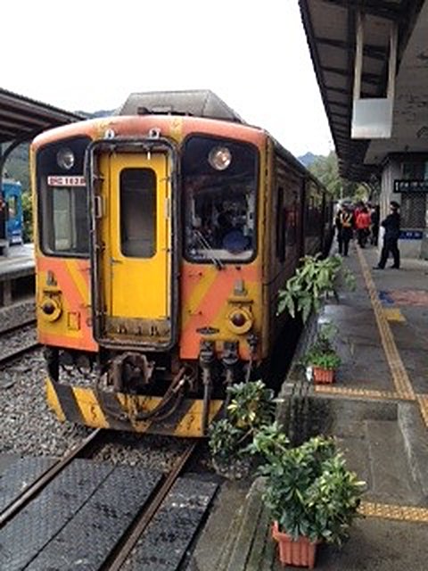 平渓線のローカル列車。十分駅のホームにて