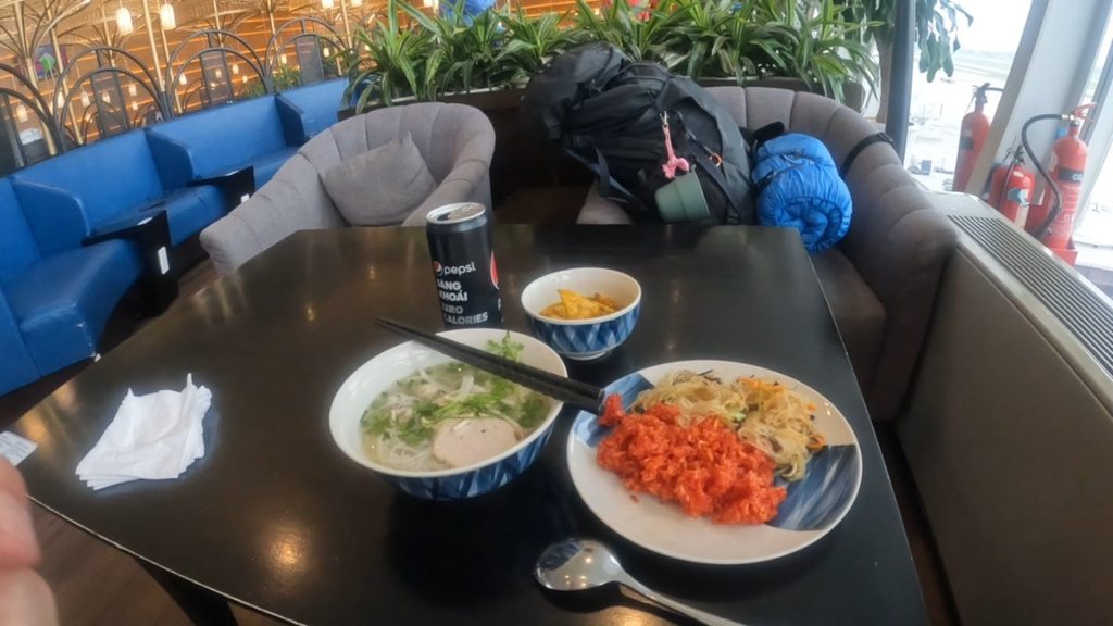 ハノイ・ノイバイ国際空港のラウンジで食べたフォーとビーフン