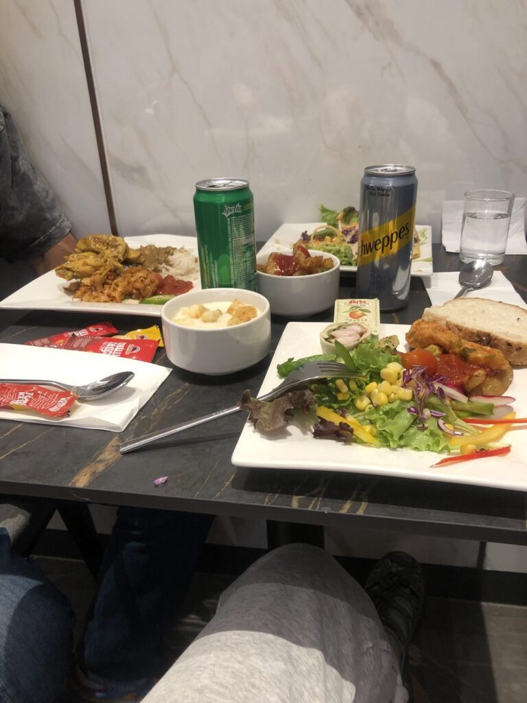 空港ラウンジで提供されるサラダやスープなどの軽食