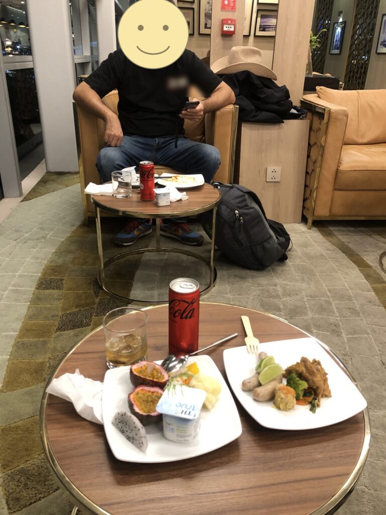 楽天プレミアムカードのラウンジでくつろぐ様子とパッションフルーツなどの軽食