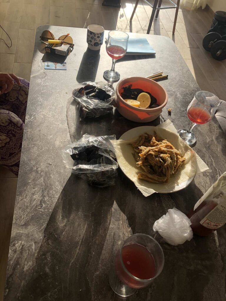 トルコのAirbnbでオーナーが作ってくれたムール貝のご飯詰めと小魚のフライの写真