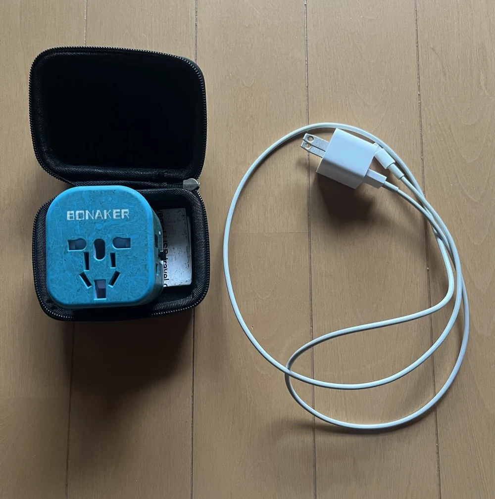 ケースに入った変換プラグと、iPhoneの充電器