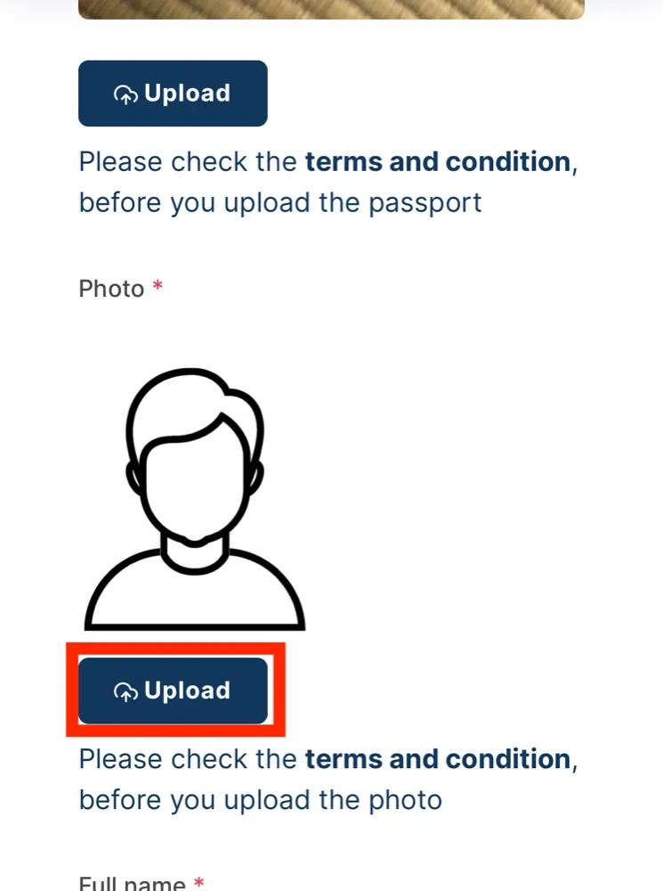 顔写真のUploadボタンを赤枠で示している