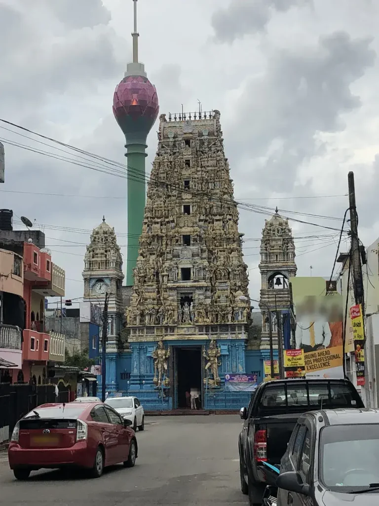 コロンボの街なかに建つヒンドゥー寺院。彩色された塔の奥にロータスタワーが見えている