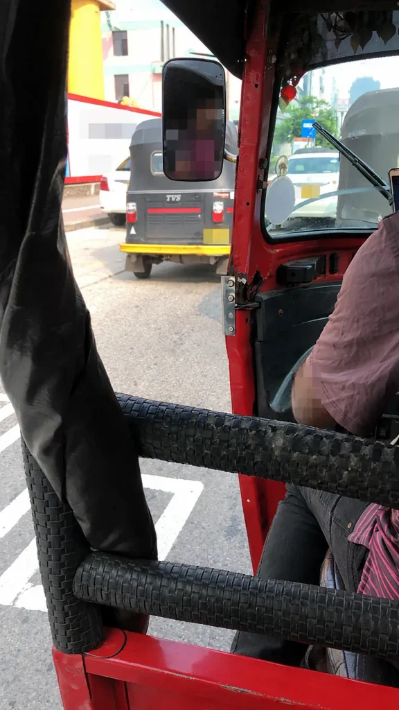 スリランカの三輪タクシー、スリーウィラーの車内。左側に扉がなく、路面がすぐ横に見えている