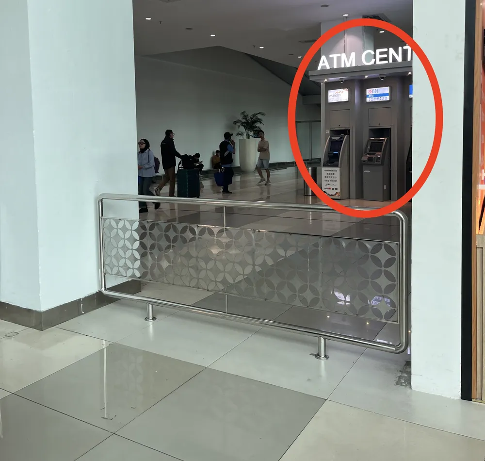 空港のATM CENTERを赤丸で囲んだ写真