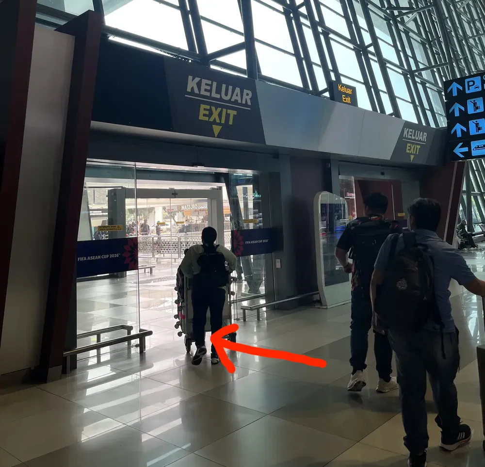 到着ロビーの「KELUAR EXIT」の出口