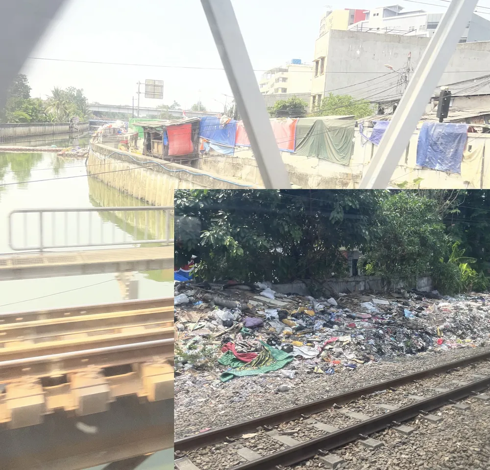 車窓から見た川沿いの家と、線路脇の様子