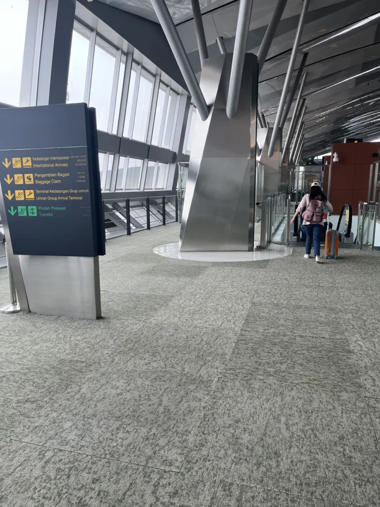 飛行機を降りたあとの通路にある、到着と荷物受け取りの案内板