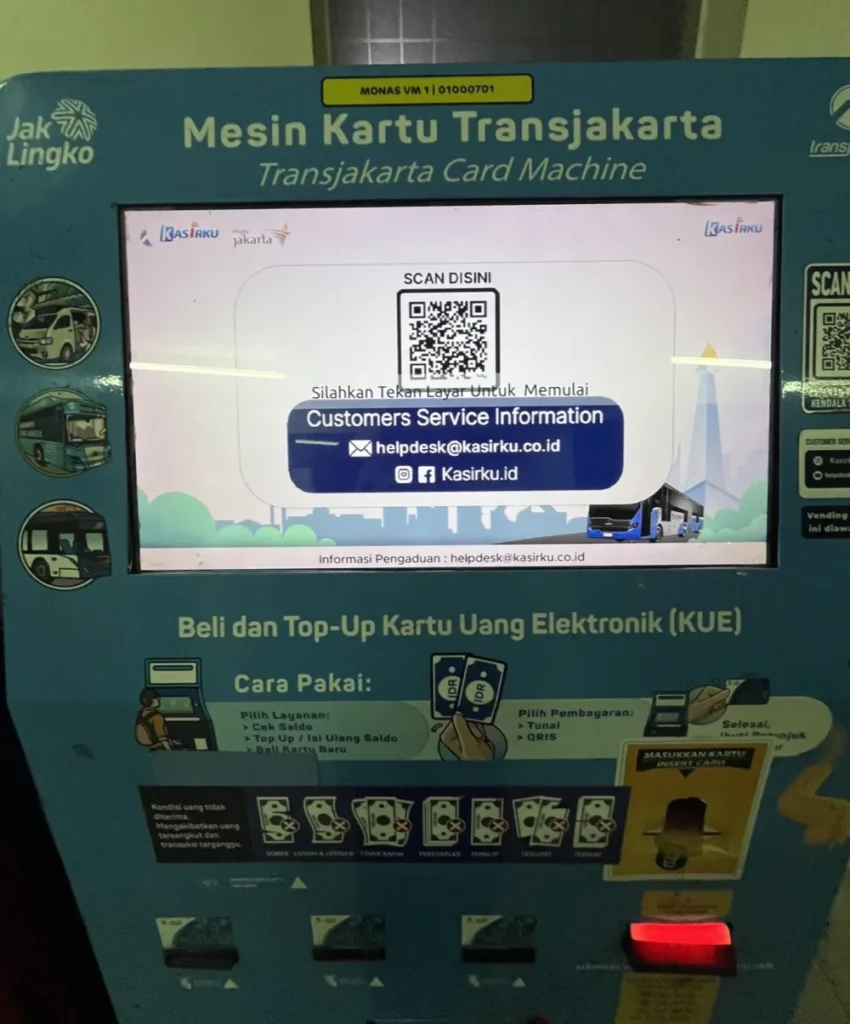 バス停にあるトランスジャカルタのカード券売機