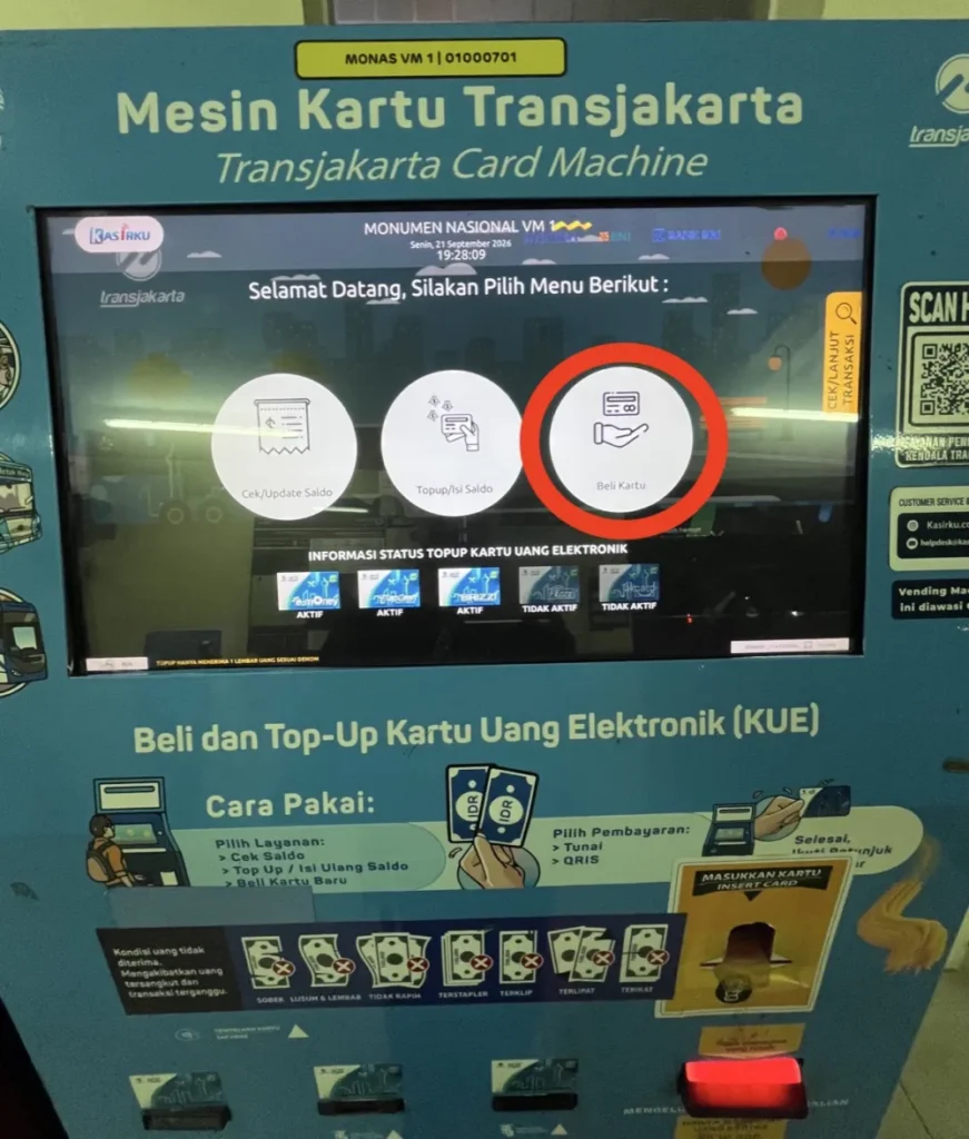 券売機のメニュー画面。「Beli Kartu」を赤丸で囲んでいる