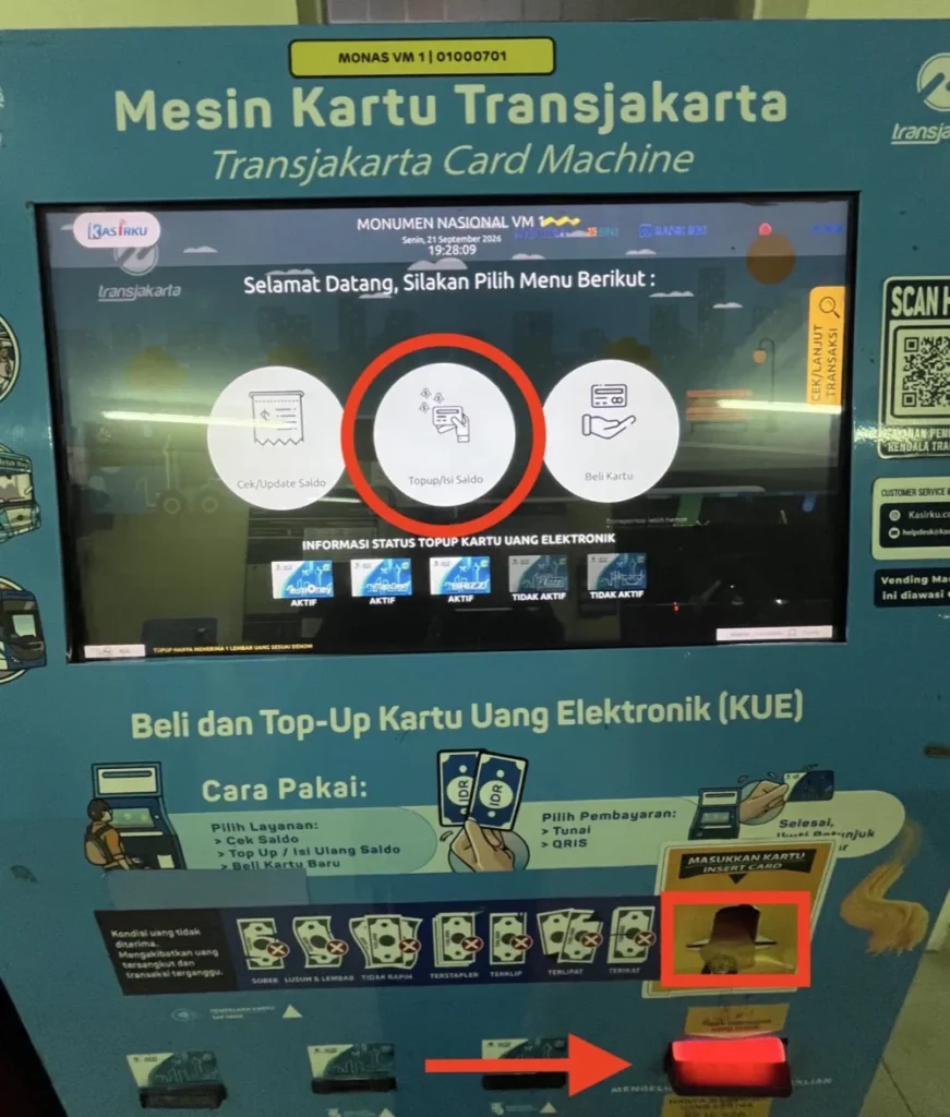 券売機のメニュー画面。「Topup/Isi Saldo」を赤丸で囲み、カードを置く場所とお札の入れ口を示している