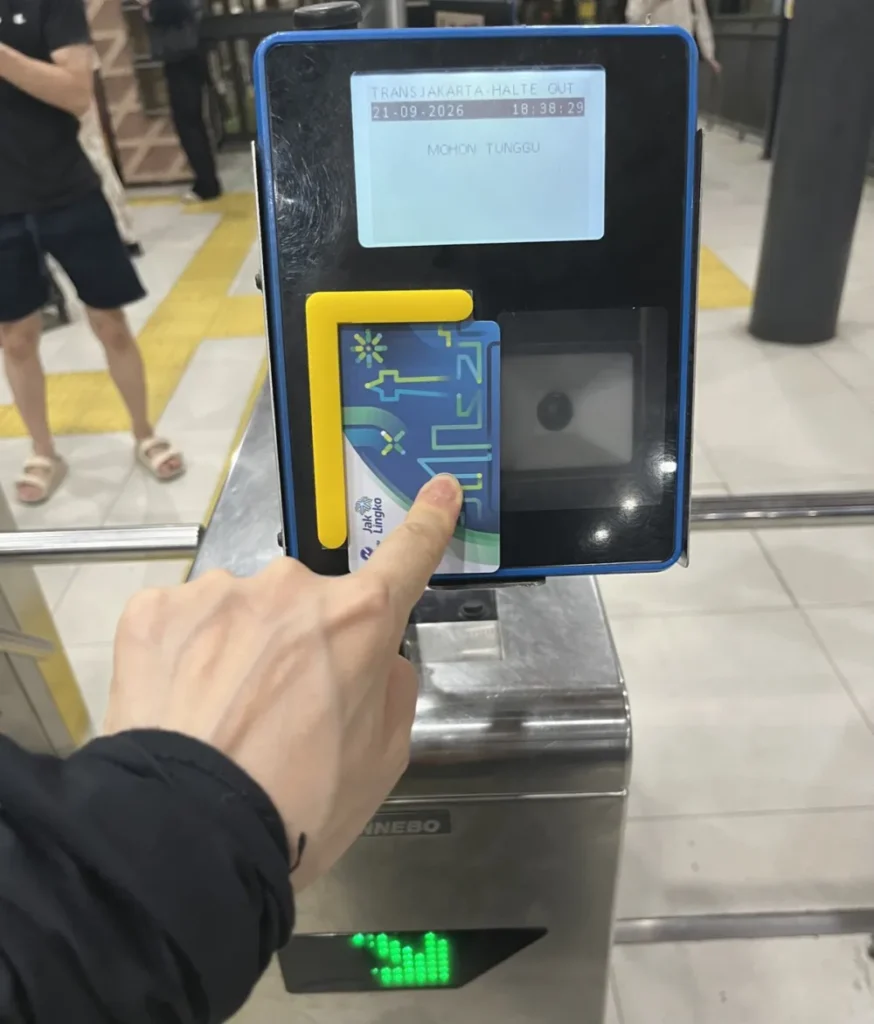 降りたバス停の改札で、ICカードを読み取り機にタッチしている