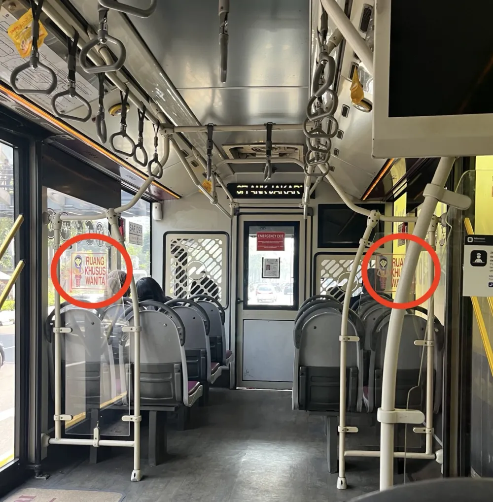 バスの車内。「RUANG KHUSUS WANITA」の表示を赤丸で囲んでいる