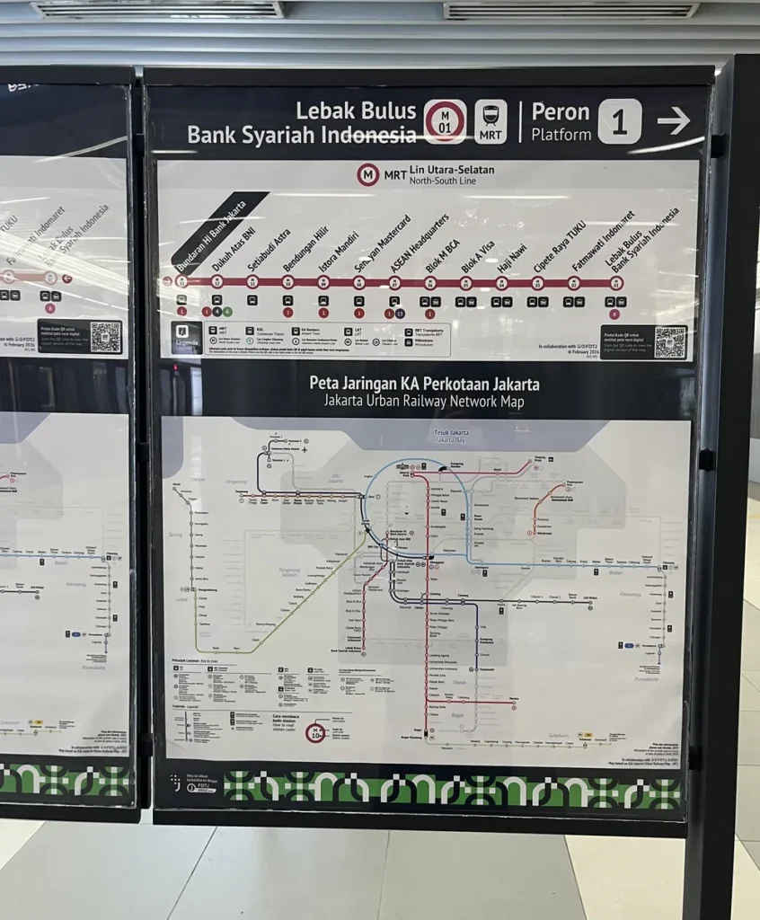 ホームの案内板。行き先と番線、路線図が書かれている