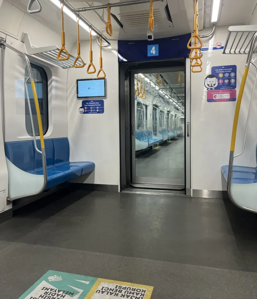 朝の地下鉄の車内。人が少なく、青い座席が空いている