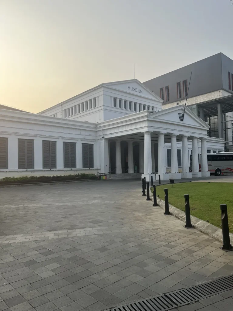 インドネシア国立博物館の外観。白い柱が並ぶ建物に「MUSEUM」の文字がある