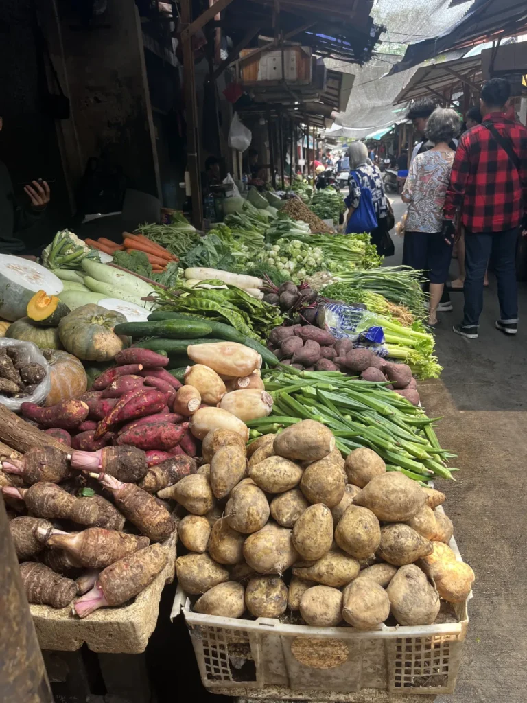 中華街の野菜の市場。芋やカボチャ、インゲンなどが並んでいる