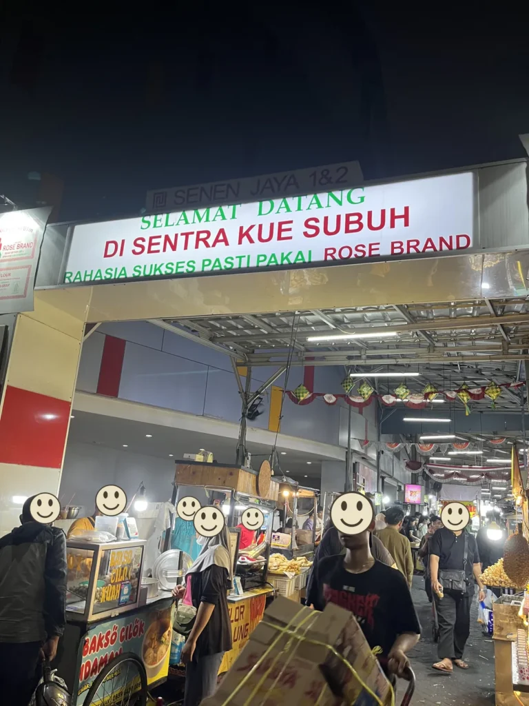 パサールスネンのお菓子の市場の入口。「SENTRA KUE SUBUH」の看板